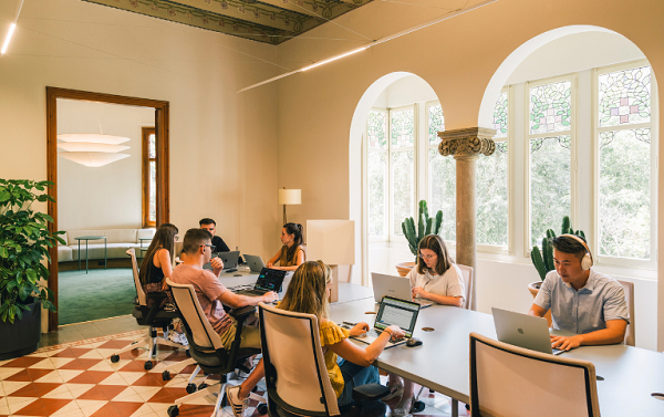 B.E.G. ahorra energía con el sistema de control de iluminación en el coworking Casa Les Punxes x Cloudworks